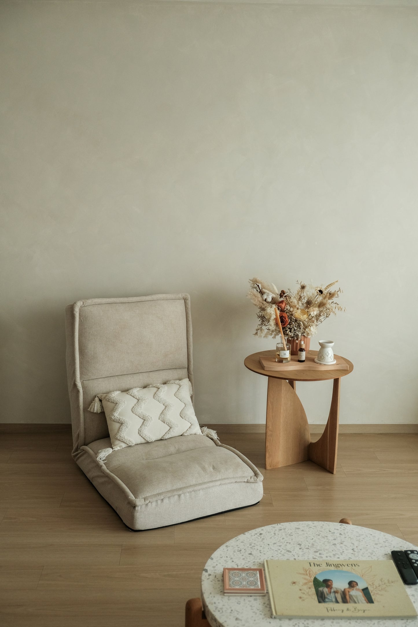 Kaiteki Floor Recliner in Linen - Ivory